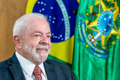 Lula minimiza críticas e diz estar “feliz da vida” apesar de queda na aprovação