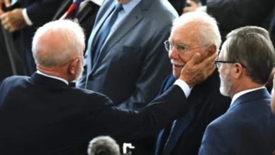 Em posse de ministros, Sarney recebe carinho de Lula e Janja