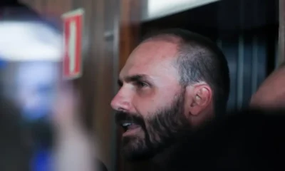 Moraes nega a apreensão do passaporte de Eduardo Bolsonaro, que cogita asilo nos EUA