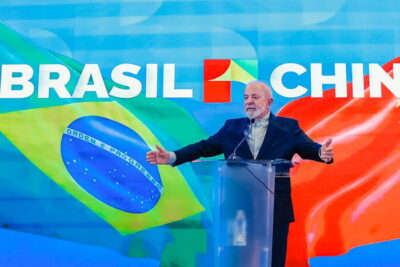Evidente!!! Lula não é presidente, mas agente de turismo de república bananeira