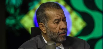 Situação de Carlos Lupi no governo é delicada; ministro pode cair