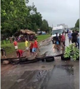 Moradores fecham trechos da MA-014 na baixada maranhense devido a precariedade da via