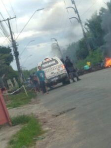 Moradores do ‘Portal do Paço’ interditam MA-201 reivindicando mais segurança no trânsito…