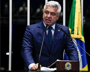 Senador morre vítima de convi-19