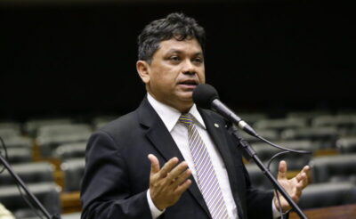 Fuga de Carla Zambelli revela a face covarde do bolsonarismo, diz deputado Márcio Jerry