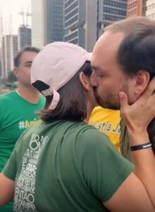 O beijo de Carlos em Michelle Bolsonaro na Avenida Paulista