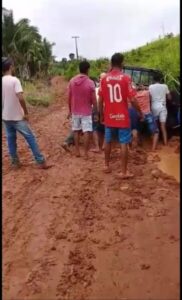 Moradores da zona rural em Tuntum empurram carro devido às péssimas condições das estradas vicinais