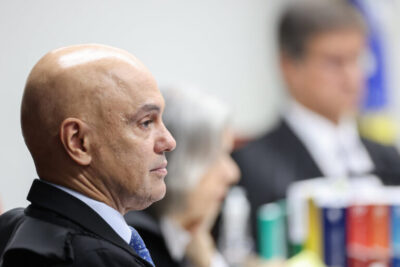 Alexandre de Moraes cita ataque à democracia ao ler relatório