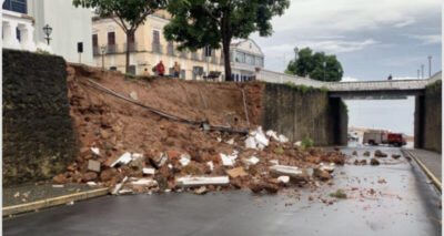 Temporal provoca desabamento do muro em frente ao Palácio dos Leões