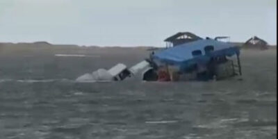 ASSISTA! Balsa com Toyota Bandeirantes e passageiros naufraga em Barreirinhas, no interior do Maranhão