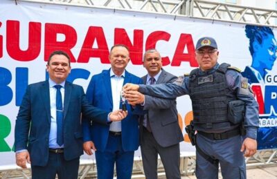 Ao lado do governador Brandão, Schnneyder prestigia entrega de novas viaturas a PM