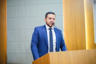 Octávio Soeiro entrega computadores para escolas comunitárias
