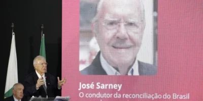 Correios lançam selo pelos 40 anos da redemocratização com homenagem a Sarney