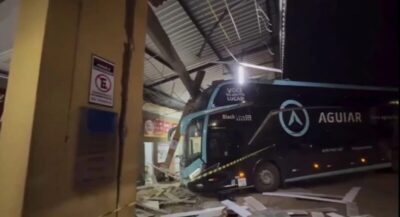 Ônibus de turismo invade rodoviária em Barra do Corda e destrói parte da estrutura