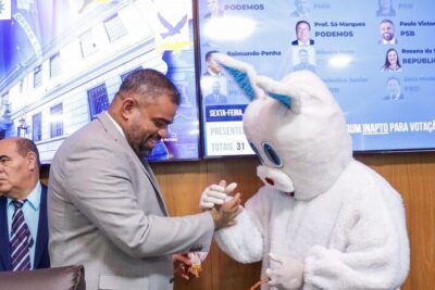 Coelho da Páscoa da Câmara distribui ovos de chocolate produzidos por internas da UPFEM