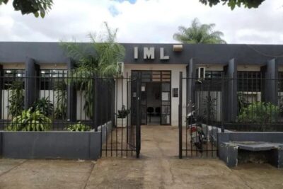 Mulher é encontrada morta dentro de quarto com sinais de violência, diz polícia
