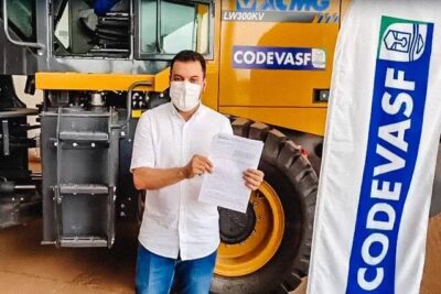 TRIZIDELA DO VALE RECEBE PÁ CARREGADEIRA PARA SERVIR A POPULAÇÃO
