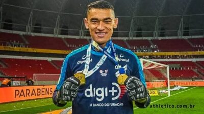 Oficial: Flamengo chega a acerto com Athletico e contrata goleiro Santos
