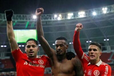 Protesto: Três dias após acusar injúria, Edenilson faz gol pelo Inter e comemora com punho erguido contra o racismo