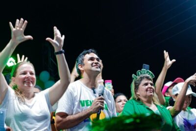 Candidato à reeleição, prefeito Wallas Rocha mobiliza multidão em passeata pelas ruas da Cidade