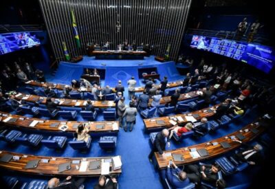 Relator tenta acelerar PEC e antecipar fim da reeleição, mas Senado adia votação