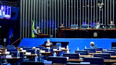 Randolfe retira projeto que limita voto para senador a 1 candidato