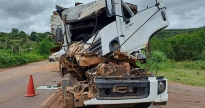 Motorista fica ferido após batida entre dois caminhões em Açailândia