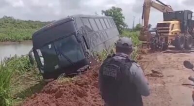Ônibus cai em área alagada na MA-014 entre Viana e Vitória do Mearim