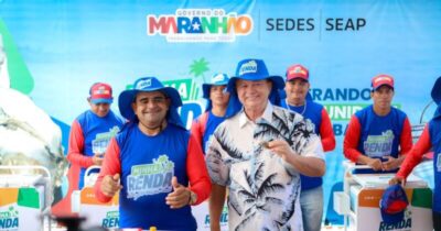 Brandão entrega primeiros carrinhos do Minha Renda Praia a vendedores de ostras que atuam na orla da Grande São Luís