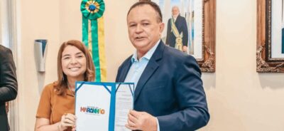 HISTÓRICO! Iracema Vale participa da assinatura de MP que reajusta salário dos professores da educação básica
