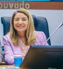 Cármen Lúcia apresenta voto pela legalidade da reeleição de Iracema