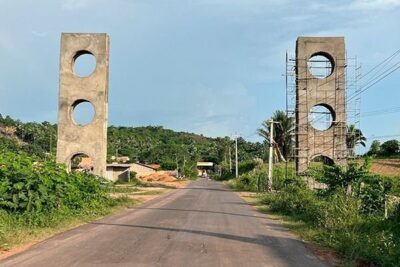 28/12: Prefeito de Esperantinópolis pede MAIS UM ANO para concluir portais de R$ 650 mil