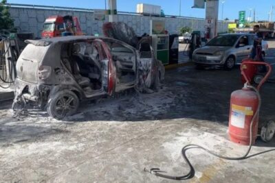 Vídeo: carro explode durante abastecimento e três mulheres ficam feridas