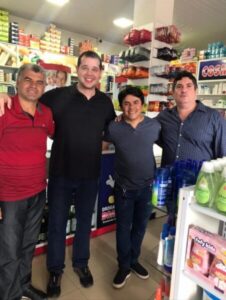 Pré-candidato a prefeito Dr Adriano Brandes visita amigos no bairro trisidela em Barra do Corda