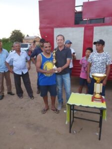 Pré-candidato a prefeito Sizenando prestigia entrega de premiação no II Campeonato da Vila Alvorada