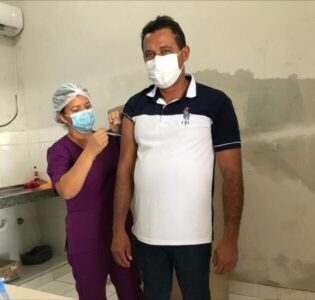 Prefeito Arnóbio de Jenipapo dos Vieiras toma a primeira dose da vacina contra a covid-19