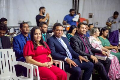Prefeito Arnóbio e primeira-dama Elane participam da abertura das festividades alusivas ao aniversário de Jenipapo do Vieiras