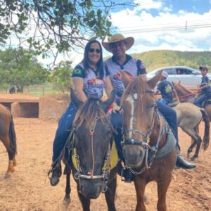 Prefeito Arnóbio e primeira-dama Elane participam de grande cavalgada em Jenipapo dos Vieiras