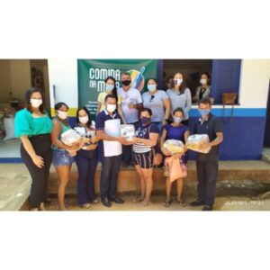 Prefeito Arnóbio realiza entrega de centenas de kits da merenda escolar e cestas básicas do programa Comida na Mesa