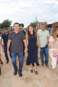 Prefeito Rigo Teles entrega quatro ruas calçadas com bloquetes e pedra cateté no bairro Cerâmica