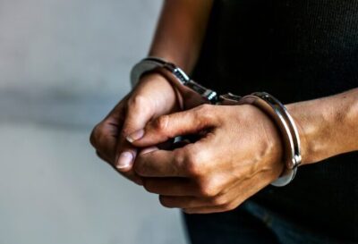 Homem é preso suspeito de estuprar criança de 3 anos dentro de escola