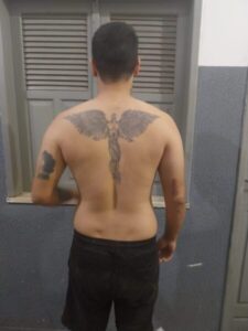 Homem é preso por agredir companheira com mordidas nas costas