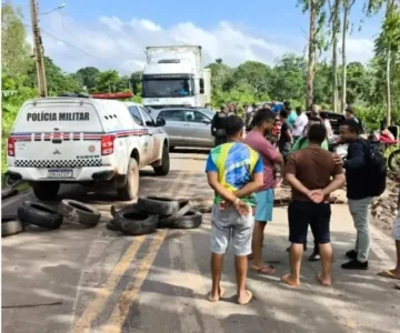 Cansados de promessas, moradores da Baixada fecham MA-014 em protesto contra Governo do Estado
