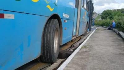 Ônibus quebra na Avenida Jerônimo de Albuquerque e precisa de reboque