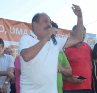 Parnarama: famílias de escolares recebem cestas básicas