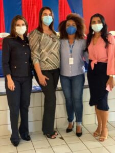 Representando o prefeito Arnóbio, secretária Clerismar Almeida participa de entrega do cartão Minha Casa Melhor