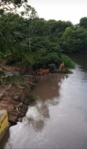 Retroescavadeira desliza e cai dentro do Rio Corda em Barra do Corda