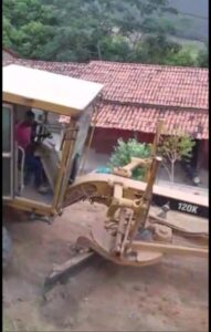 Revoltada, moradora do bairro trisidela em Barra do Corda grita contra “comunistas” e repudia obra na boca da urna