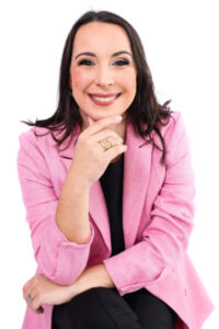 Psicanalista Roberta Sara lança livro que inspira mulheres restauradas a se tornarem apoio na vida de outras