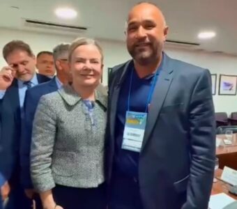 Roberto Costa chega a Gleisi Hoffmann